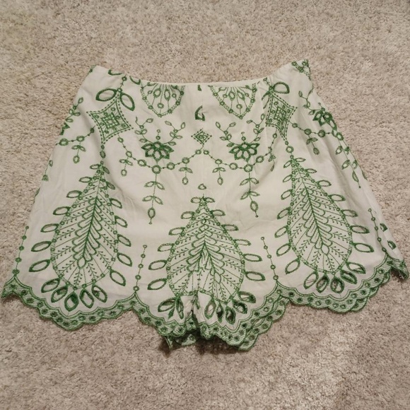 ZARA Kelly Green & Ecru Floral Eyelet Scalloped Hem Flounce Shorts - Picture 3 of 7